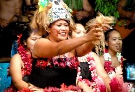 Culture & Community A local Samoan woman teaches volunteers about her culture as part of a cultural immersion trip abroad.