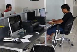Samoa Local journalists teach interns valuable details about working for a local newspaper during their internship in Samoa.